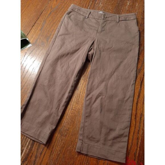 Size 4 St Johns Bay Brown Short Capris Pedal Pushers Skimmers Long Shorts Casual - Picture 1 of 3